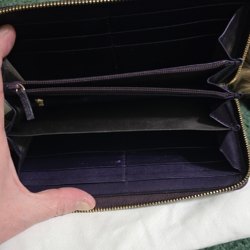 Gucci Embossed Patent Guccissima Zip-Around Wallet - Picture 4 of 8
